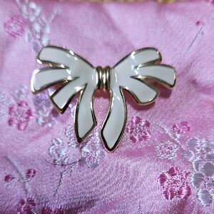 Vintage Gorgeous Ivory Enamel Bow Gold Brooch Pin